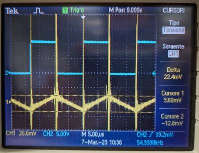 {{:regolatore_switching_oscilloscopio.jpeg?400|ripple della tensione in uscita e Vout sull'LM2576